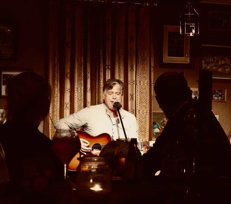 Pieter Cooreman geeft een intiem, akoestisch optreden in een sfeervol bruin café.